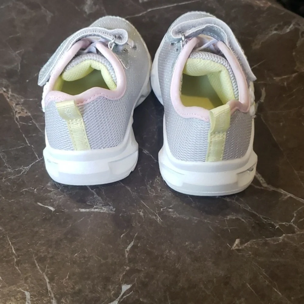 Carters Light‎ Up Velcro Sneakers Size 7M